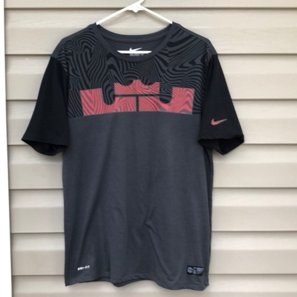 Nike men’s gray, black&red athletic cut shirt $5/25